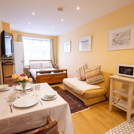 London Vegetarian Smoke&Pet Free En-suite with EV parking Edgware Buitenkant foto