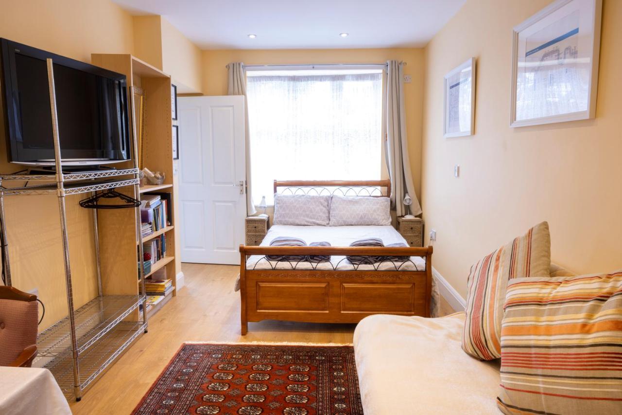 London Vegetarian Smoke&Pet Free En-suite with EV parking Edgware Buitenkant foto