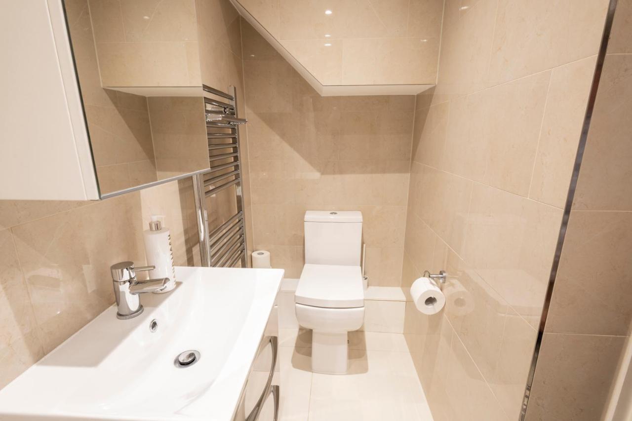 London Vegetarian Smoke&Pet Free En-suite with EV parking Edgware Buitenkant foto