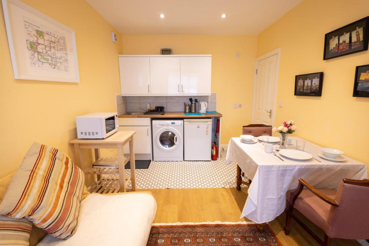 London Vegetarian Smoke&Pet Free En-suite with EV parking Edgware Buitenkant foto