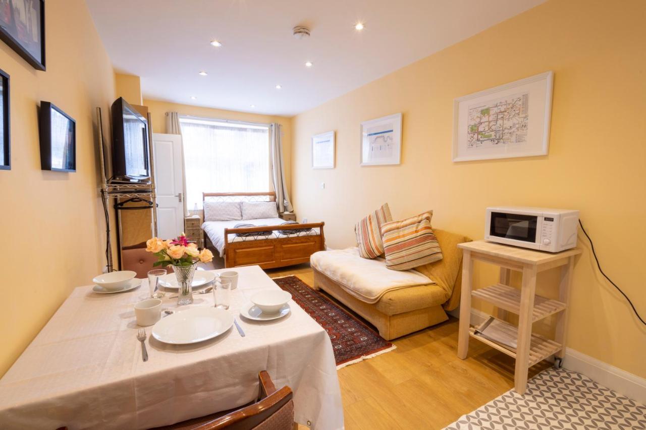 London Vegetarian Smoke&Pet Free En-suite with EV parking Edgware Buitenkant foto