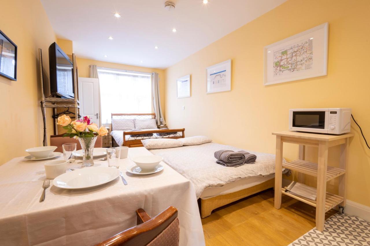London Vegetarian Smoke&Pet Free En-suite with EV parking Edgware Buitenkant foto