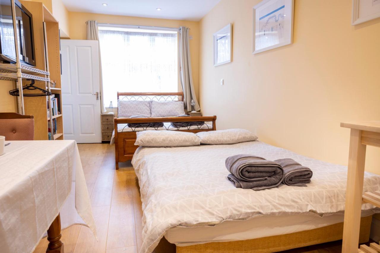 London Vegetarian Smoke&Pet Free En-suite with EV parking Edgware Buitenkant foto