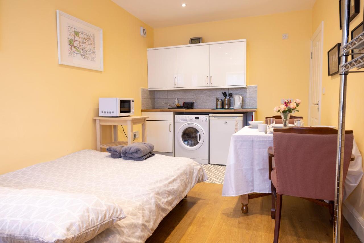 London Vegetarian Smoke&Pet Free En-suite with EV parking Edgware Buitenkant foto