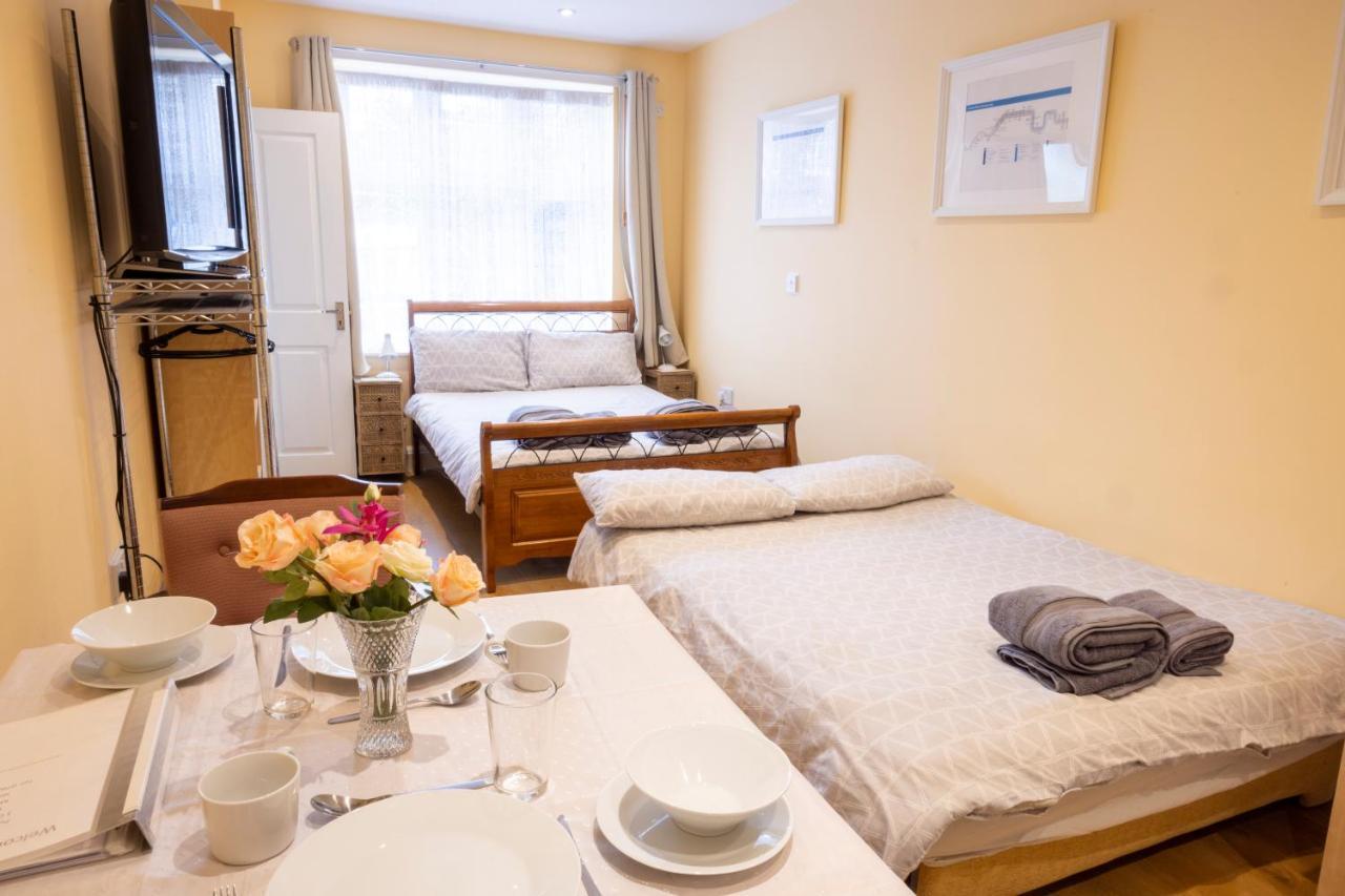 London Vegetarian Smoke&Pet Free En-suite with EV parking Edgware Buitenkant foto