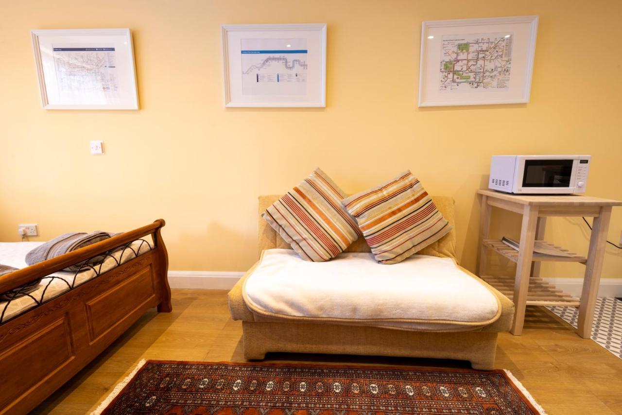 London Vegetarian Smoke&Pet Free En-suite with EV parking Edgware Buitenkant foto
