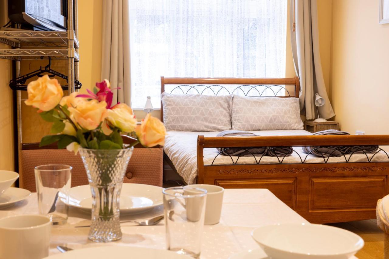 London Vegetarian Smoke&Pet Free En-suite with EV parking Edgware Buitenkant foto