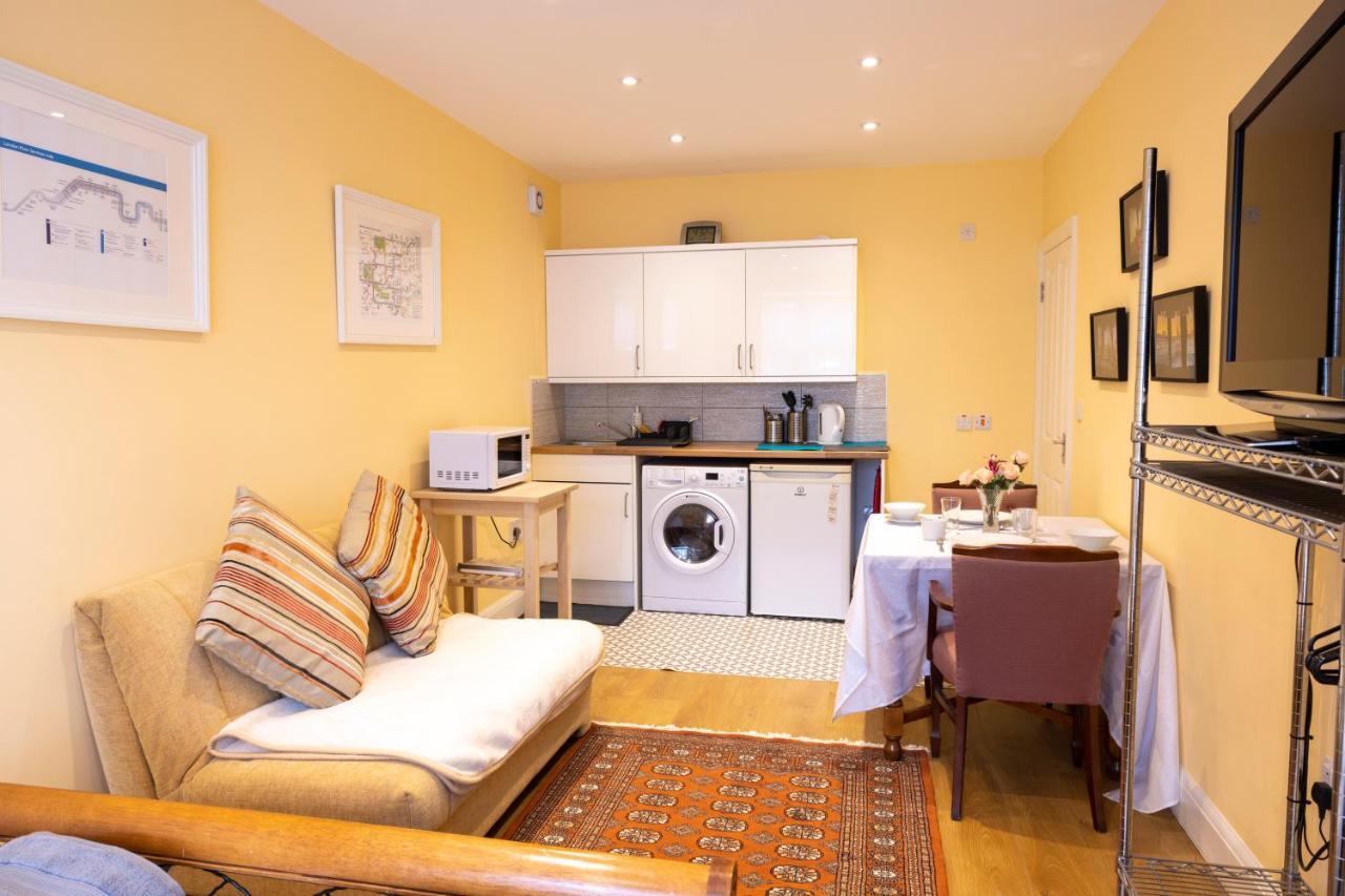 London Vegetarian Smoke&Pet Free En-suite with EV parking Edgware Buitenkant foto