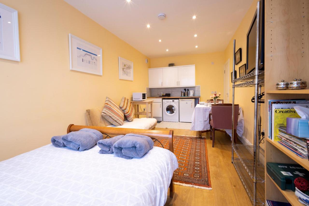 London Vegetarian Smoke&Pet Free En-suite with EV parking Edgware Buitenkant foto