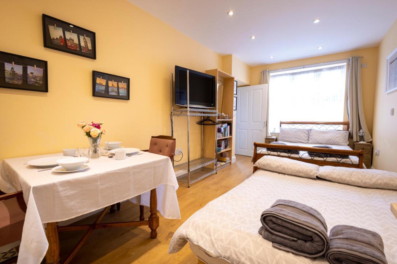 London Vegetarian Smoke&Pet Free En-suite with EV parking Edgware Buitenkant foto