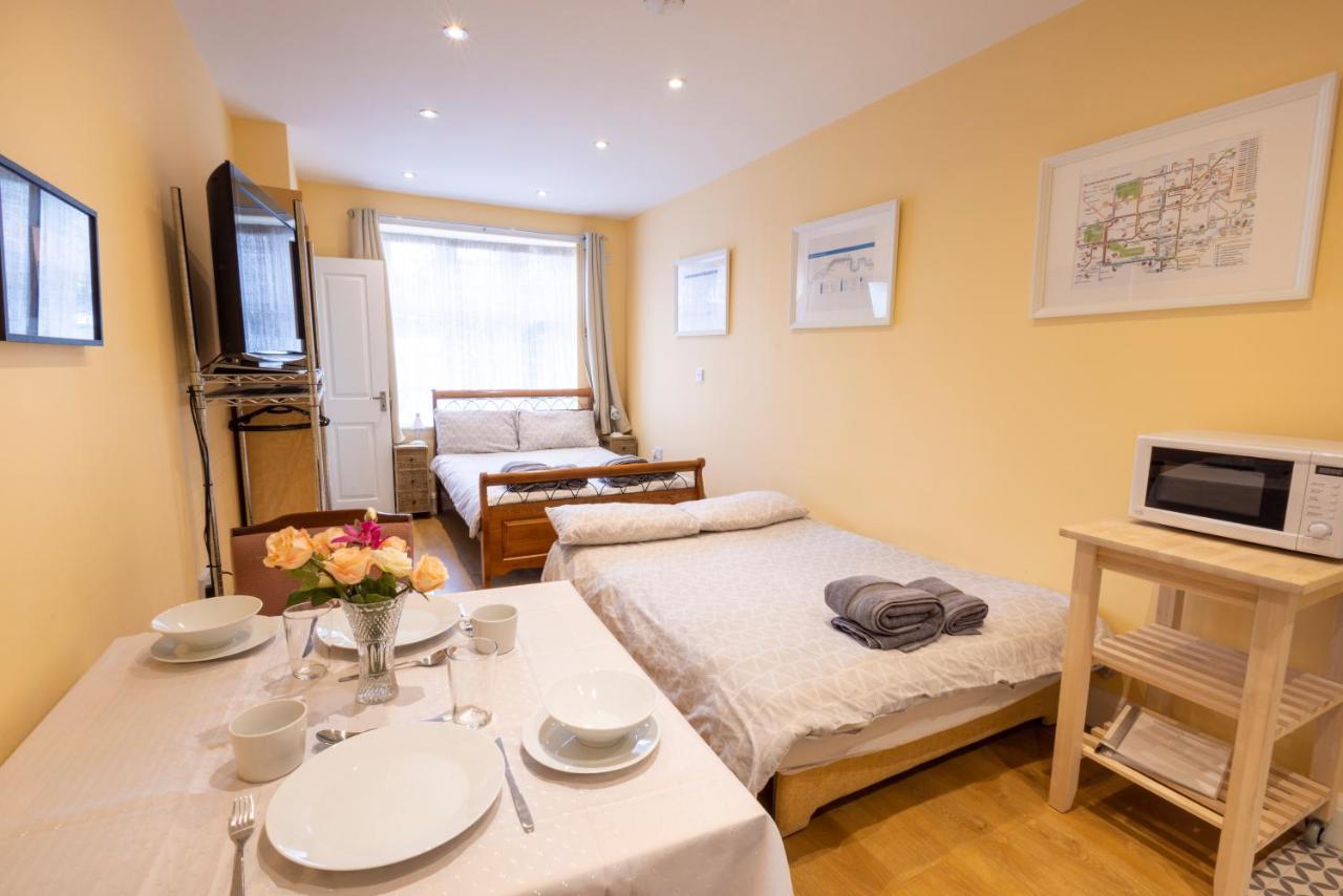 London Vegetarian Smoke&Pet Free En-suite with EV parking Edgware Buitenkant foto