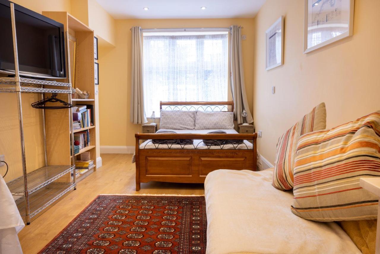 London Vegetarian Smoke&Pet Free En-suite with EV parking Edgware Buitenkant foto