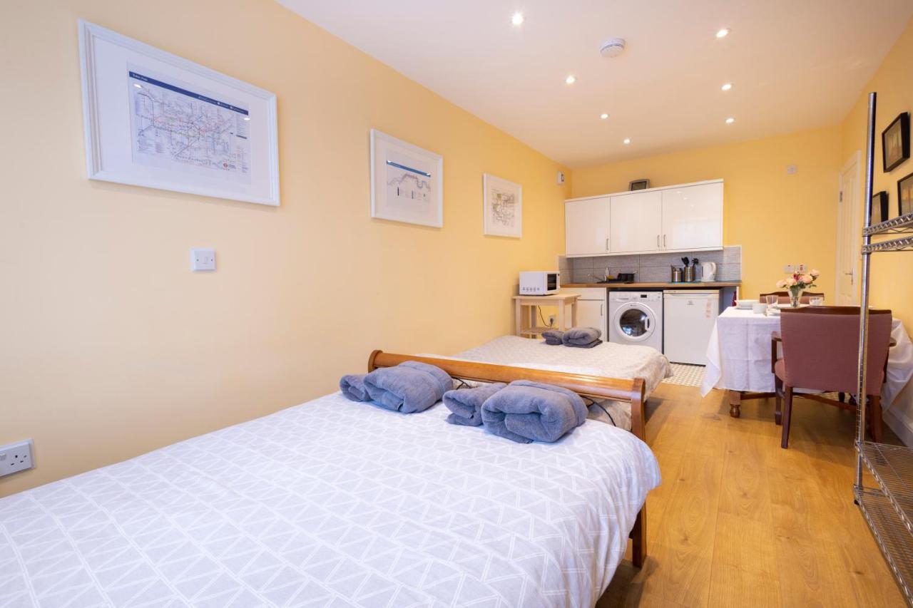 London Vegetarian Smoke&Pet Free En-suite with EV parking Edgware Buitenkant foto