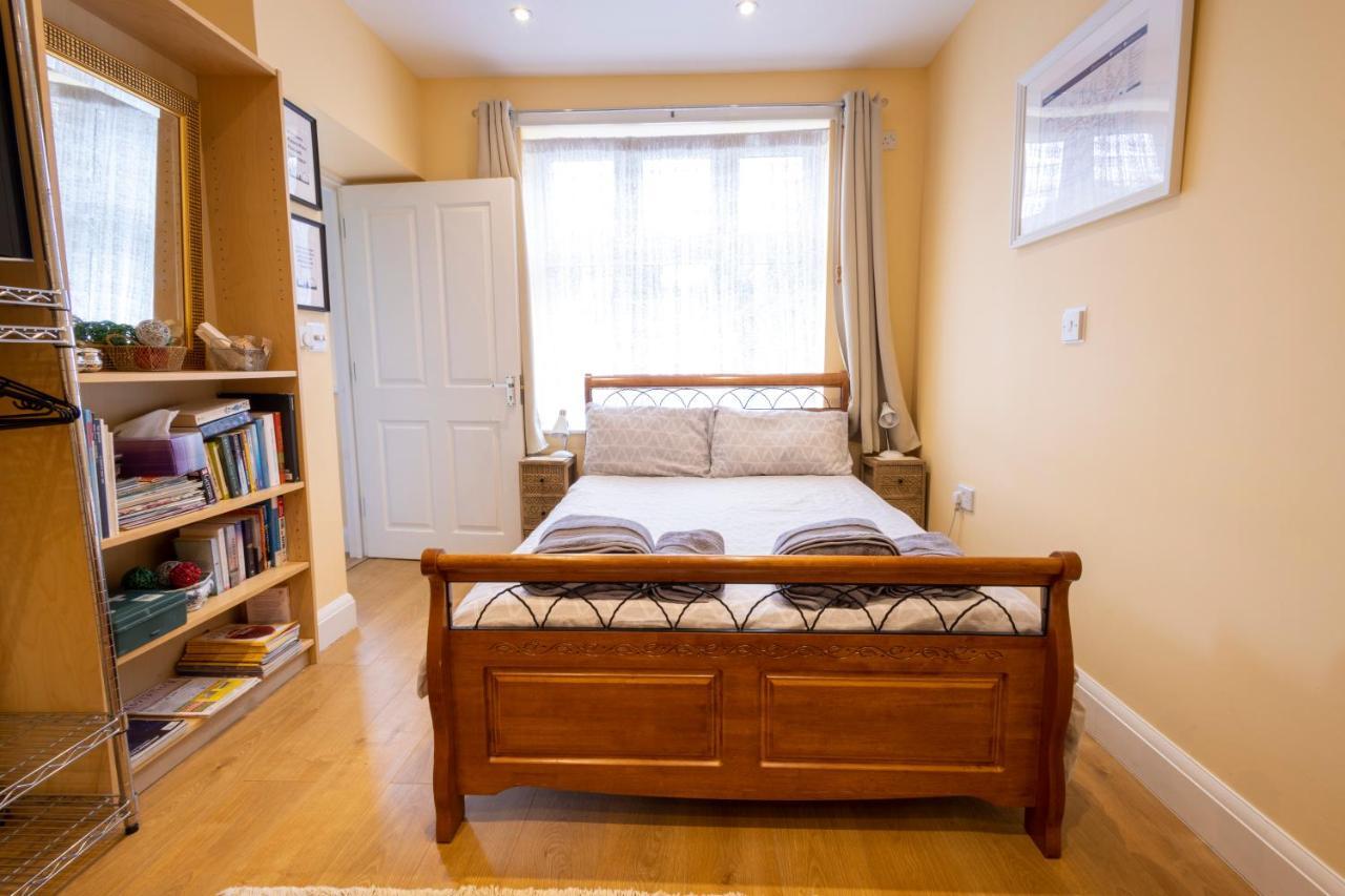 London Vegetarian Smoke&Pet Free En-suite with EV parking Edgware Buitenkant foto
