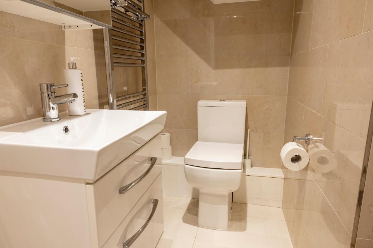 London Vegetarian Smoke&Pet Free En-suite with EV parking Edgware Buitenkant foto