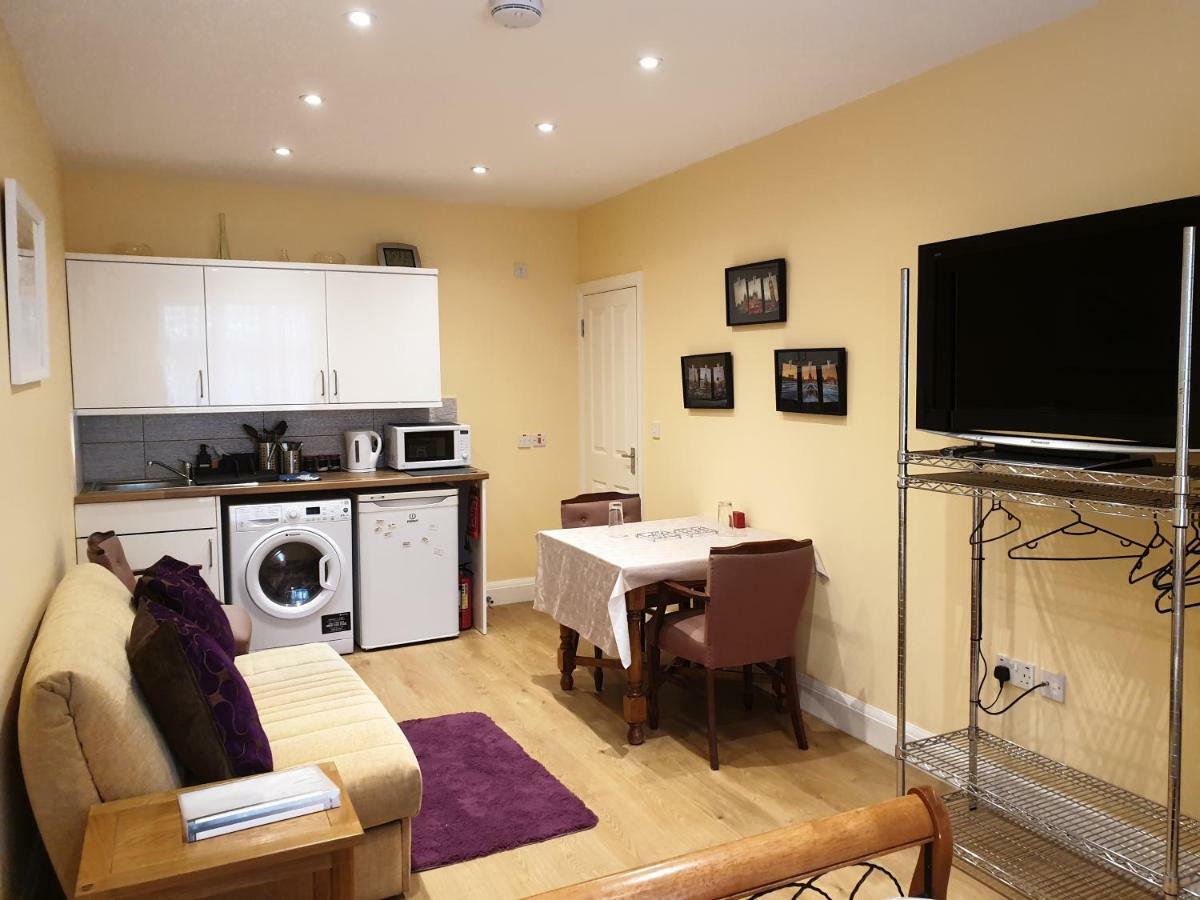 London Vegetarian Smoke&Pet Free En-suite with EV parking Edgware Buitenkant foto